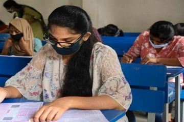 காதலிக்காக காதலன் செய்த வேலை; திகைத்த கண்காணிப்பாளர்கள்!