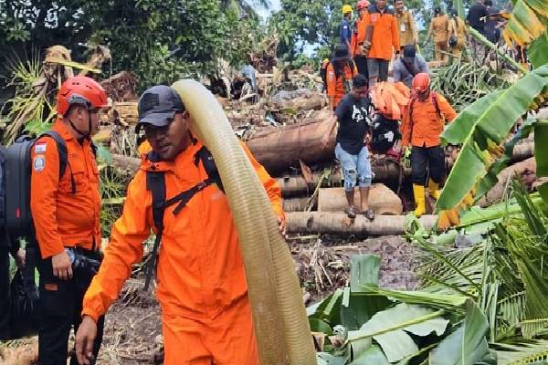 இந்தோனேசியாவில் ஏற்பட்ட திடீர் வெள்ளத்தில் 16 போ் உயிரிழப்பு | 16 Killed In Flash Floods In Indonesia