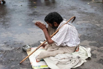 மேல் மாகாணத்தில் பிச்சை எடுப்பதை தொழிலாக கொண்ட யாசகர்கள்