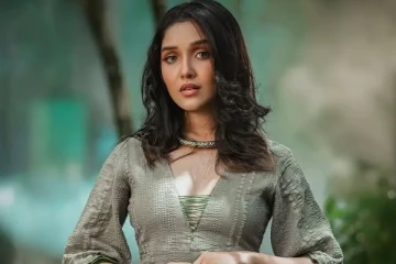 16 வயசு தான்…  முட்டிக்கு மேல் உடையில் அனிகா கொடுத்த போஸ்!