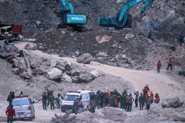 இந்தோனேசியாவில் பயங்கர கல்குவாரி விபத்து: 10 பேர் பலி, 6 பேர் மாயம்