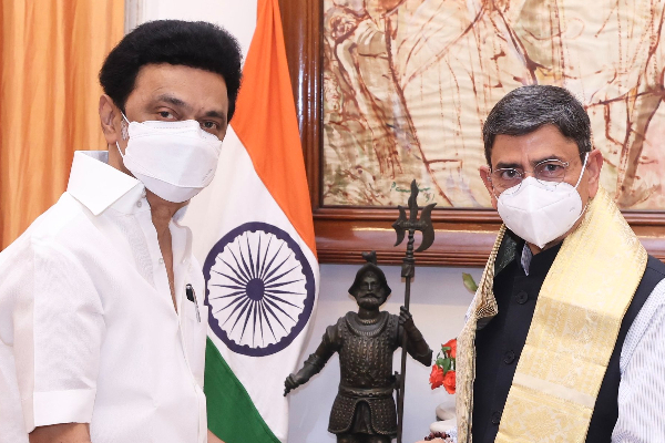 நீட் விவகாரம் , ஆளுநரை சந்தித்து புத்தகத்தை பரிசளித்த முதலமைச்சர் : என்ன புத்தகம் தெரியுமா? - தமிழ்நாடு