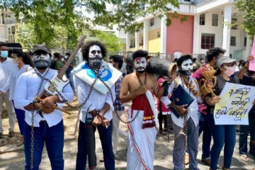 සෞන්දර්ය විශ්ව විද්‍යාලයෙන් කලාත්මක විරෝධතාවයක්.. (PHOTOS)