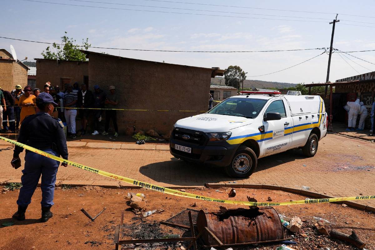 வெளிநாடொன்றில் துப்பாக்கிச் சூடு: 27 பேர் பலி | Shooting In South Africa 27 Dead