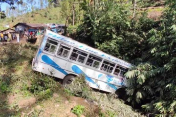 20 அடி பள்ளத்தில் பாய்ந்த பேருந்து; இன்று காலை இடம்பெற்ற சம்பவம்