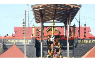 பதினெட்டாம்படியில் போட்டோஷூட்.. காவலர்கள் மீது பாய்ந்த நடவடிக்கை - கேரளாவில் பதற்றம்!