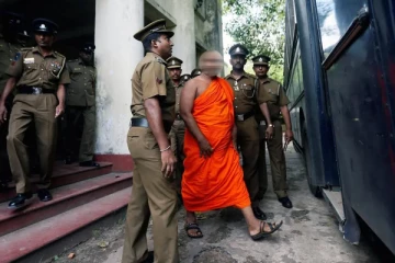 கொழும்பில் பெண்ணுடன் சிக்கிய பௌத்த பிக்கு - மக்களிடம் சிக்கியதால் பரபரப்பு