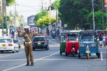 පොලීසියට පාට් දැම්ම කාර් රථයට වෙඩි