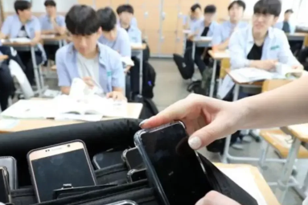 தென்கொரியாவில் மாணவர்கள் தொலைபேசி பயன்படுத்த தடை | South Korea Bans Students From Using Phones