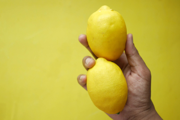 தவறியும் இந்த 3 பொருட்களை பிறர் கைகளால் வாங்கி விடாதீர்கள் | 3 Things We Shouldnt Take From Others Hand தவறியும் இந்த 3 பொருட்களை பிறர் கைகளால் வாங்கி விடாதீர்கள் | 3 Things We Shouldnt Take From Others Hand