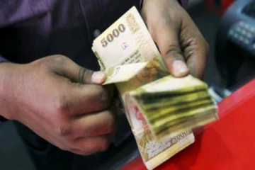 மாணவர்களுக்கு மகிழ்ச்சியான தகவல்: அடுத்த மாதம் முதல் நடைமுறைக்கு வரும் கட்டண குறைப்பு