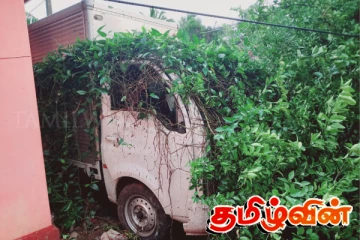 மட்டக்களப்பு செட்டிபாளையத்தில் மதிலை உடைத்துக்கொண்டு வளவுக்குள் புகுந்த லொறி!