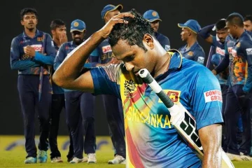 பந்தை எதிர்கொள்ளாமல் ஆட்டமிழந்த மெத்தியூஸ்: தலைக் கவசத்தை தூக்கி எறிந்து எதிர்ப்பு