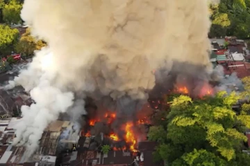 குடியிருப்பில்  தீடீரென பரவிய தீயில்  குழந்தைகள் உட்பட 8 பேர் பரிதாப உயிரிழப்பு