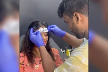 நெற்றியில் கணவன் பெயரை பச்சைக்குத்திக் கொண்ட பெண்- வைரலாகும் வீடியோ