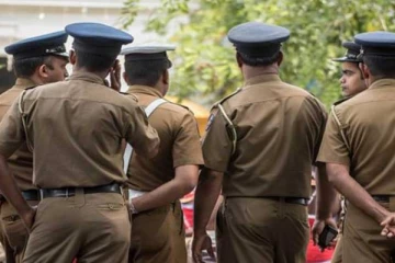 யாழில் இரண்டு பொலிஸ் அதிகாரிகளின் இழிவான செயல்!
