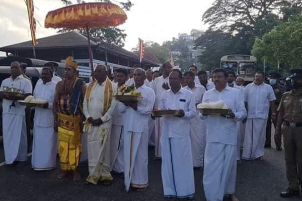 கண்டியில் இடம்பெற்ற நெகிழவைத்த  சம்பவம்! | A Pleasant Incident In Kandy Sri Lanka