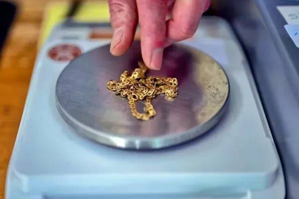 சுவிஸ் தமிழர்களின் நகைக்கடைகளில் திடீர் சோதனை ; 10 விதி மீறல் கண்டுபிடிப்பு | Surprise Raids On Swiss Tamil Jewelry Stores