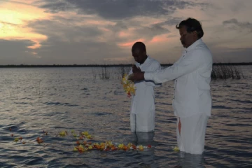 உயிர்நீத்தவர்களுக்காக நந்திக்கடலில் மலர்தூவி அஞ்சலி செலுத்தினார் ரவிகரன்!