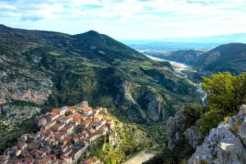 இந்த அழகான கிராமத்திற்கு குடியேறினால் 25 லட்சம் வழங்கப்படும்- ஏன் தெரியுமா?