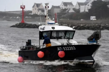 பிரெஞ்சு மீன்பிடி படகுகளுக்கு மீன்பிடி உரிமம் வழங்கியுள்ள தீவு: மோதலை தணிக்க முயற்சி