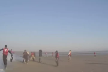 ஆங்கிலக்கால்வாயைக் கடக்கும் முயற்சியில் பிரெஞ்சுப் பொலிசாரைத் தாக்கிய புலம்பெயர்ந்தோர்