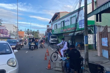 மட்டக்களப்பில் கடைகளை உடைத்துக் கொண்டு விபத்திற்கு உள்ளான பாரவூர்தி