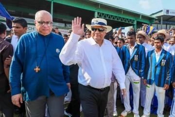 “නිල් මහා සටන” ජයග්රාහී කණ්ඩායමට ජනපති සුරතින් තෑගී - විශේෂ නිවාඩු දිනයකුත් ලබා දෙයි..(PHOTOS)