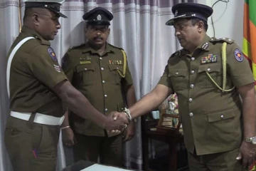 பரீட்சை அனுமதி அட்டையை மறந்து பரீட்சைக்கு சென்ற மாணவி! பொலிஸ் அதிகாரியின் மனிதாபிமான செயலால் குவியும் பாராட்டு