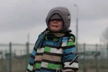 தன்னந்தனியாக அழுதுக் கொண்டே உக்ரைன் எல்லையைக் கடக்கும் சிறுவன்: வெளியான காணொளி