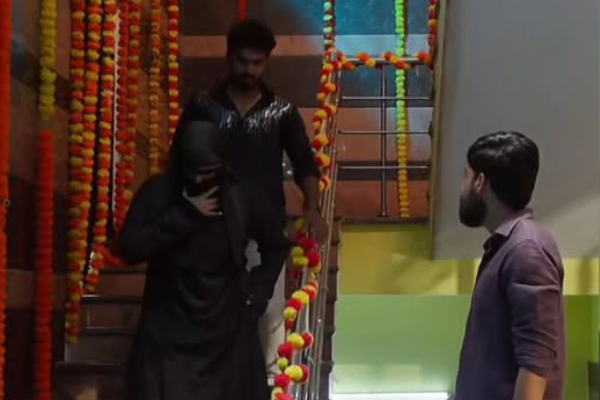 ஆதி குணசேகரனை முட்டாளாக்கி மண்டபத்தில் இருந்து வெளியே வந்த தர்ஷன்.. பரபரப்பான கட்டத்தில் எதிர்நீச்சல் தொடர்கிறது | Dharshan Escaped From Gunasekaran In Ethirneechal