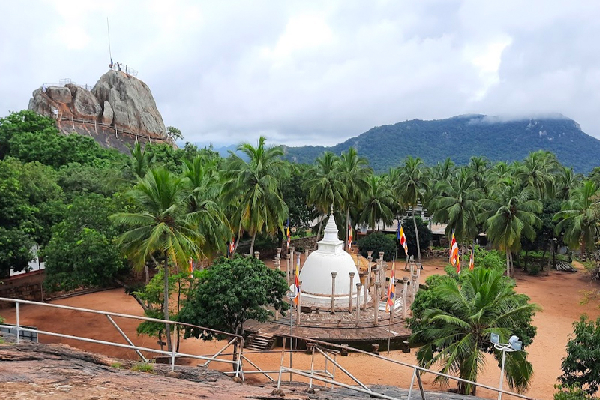 மிகிந்தலையில் பாரிய வெடிப்புக்கள்! மண்சரிவுக்கான எச்சரிக்கை | Mihintale Mountain Peak மிகிந்தலையில் பாரிய வெடிப்புக்கள்! மண்சரிவுக்கான எச்சரிக்கை | Mihintale Mountain Peak