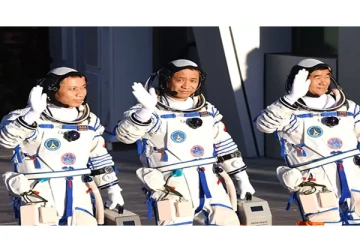 விண்வெளியில் தங்களுக்கென்று ஆய்வு மையம் அமைத்த சீனா : பத்திரமாக பூமிக்கு திரும்பிய 3 வீரர்கள்