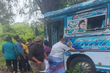 போட்டி போட்டுக்கொண்டு சென்ற பேருந்துகள்: அதிர்ஷ்டவசமாக உயிர் தப்பிய பயணிகள்