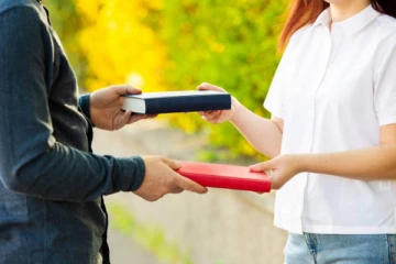 வாஸ்து: நண்பர்களிடம் இருந்து இந்த 6 பொருட்களை இலவசமாக வாங்கினால் வறுமை ஏற்படுமாம்