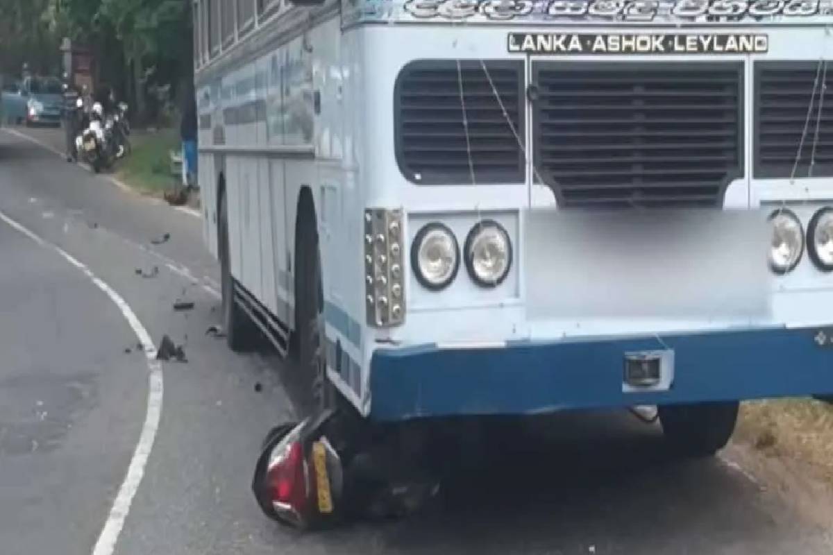 கோர விபத்தில் சிக்கி உயர்தர மாணவன் பலி - மற்றுமொருவர் தீவிர சிகிச்சை பிரிவில் அனுமதி | Kandy Bus Accident Student Death