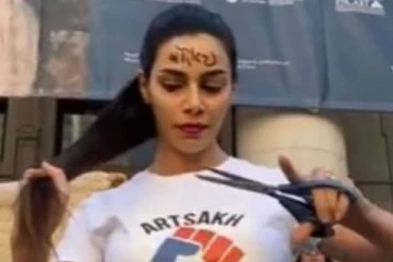 கனடாவில் பொதுவெளியில் தனது தலைமுடியை வெட்டி கொண்ட இளம்பெண்! காரணம் என்ன? வைரல் வீடியோ