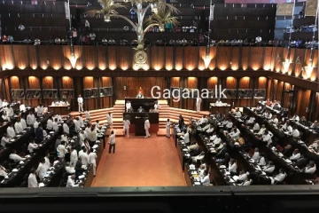 පාර්ලිමේන්තුවේ ඇදුම් ගලවා සිදුවූ දේ..වැරදි යට ඇදුම් ගලවන්න බැහැ..(LIVE)