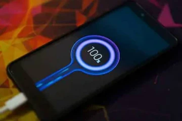 ஸ்மார்ட்போனில் பேட்டரி 100 சதவீதம் சார்ஜ் ஆன பிறகும் மின்சார இணைப்பில் இருந்தால் என்ன நடக்கும் தெரியுமா?