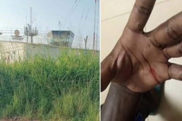 விமான நிலையத்தில் இருந்த அதிகாரியை தேடி வந்து தீண்டிய பாம்பு! பீதியில் சக ஊழியர்கள்