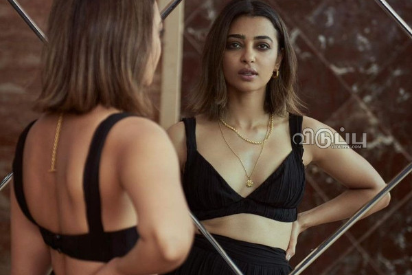 அர்த்த ராத்திரியில் கடற்கரையில் பிகினி ஆடையில் இப்படியொரு போஸ்.. ரஜினி பட நடிகை வெளியிட்ட புகைப்படம் | Radhika Apte Latest Night Beach Bikini Photo Post