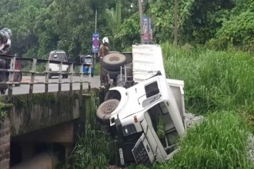 வேகக் கட்டுப்பாட்டை இழந்து கால்வாயில் கவிழ்ந்த பாரவூர்தி