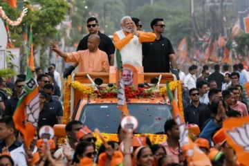 3வது முறையாக அதே தொகுதி; மோடி வேட்பு மனுத்தாக்கல் - கூட யாரு கவனிச்சீங்களா?