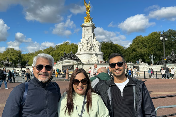 தவறுதலாக 12 லட்ச ரூபாய் மதிப்புடைய தங்கத்தை குப்பையில் வீசிய இந்தியப் பெண் | Woman Accidentally Throw 12L Gold Police Gave Back