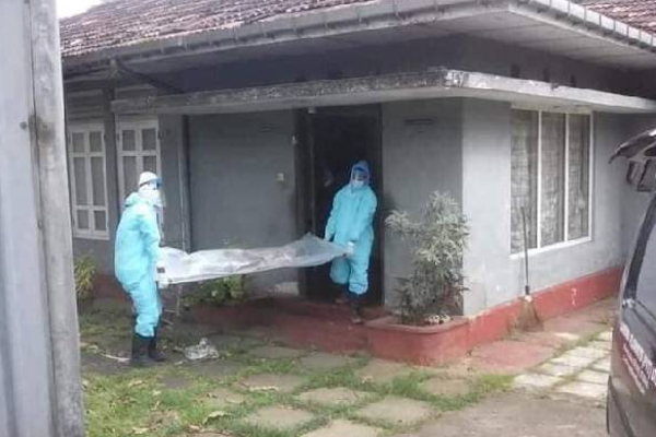 தனியாக வசித்து வந்த பெண்ணொருவர் வீட்டில் இருந்து சடலமாக மீட்பு! | Corpse From The Home Of A Person Who Lived Alone