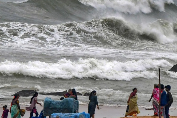 நகராமல் நின்ற மொந்தா புயல்.., எப்போது கரையை கடக்கும்? | Montha Cyclone Is Suddenly Slowing Down நகராமல் நின்ற மொந்தா புயல்.., எப்போது கரையை கடக்கும்? | Montha Cyclone Is Suddenly Slowing Down
