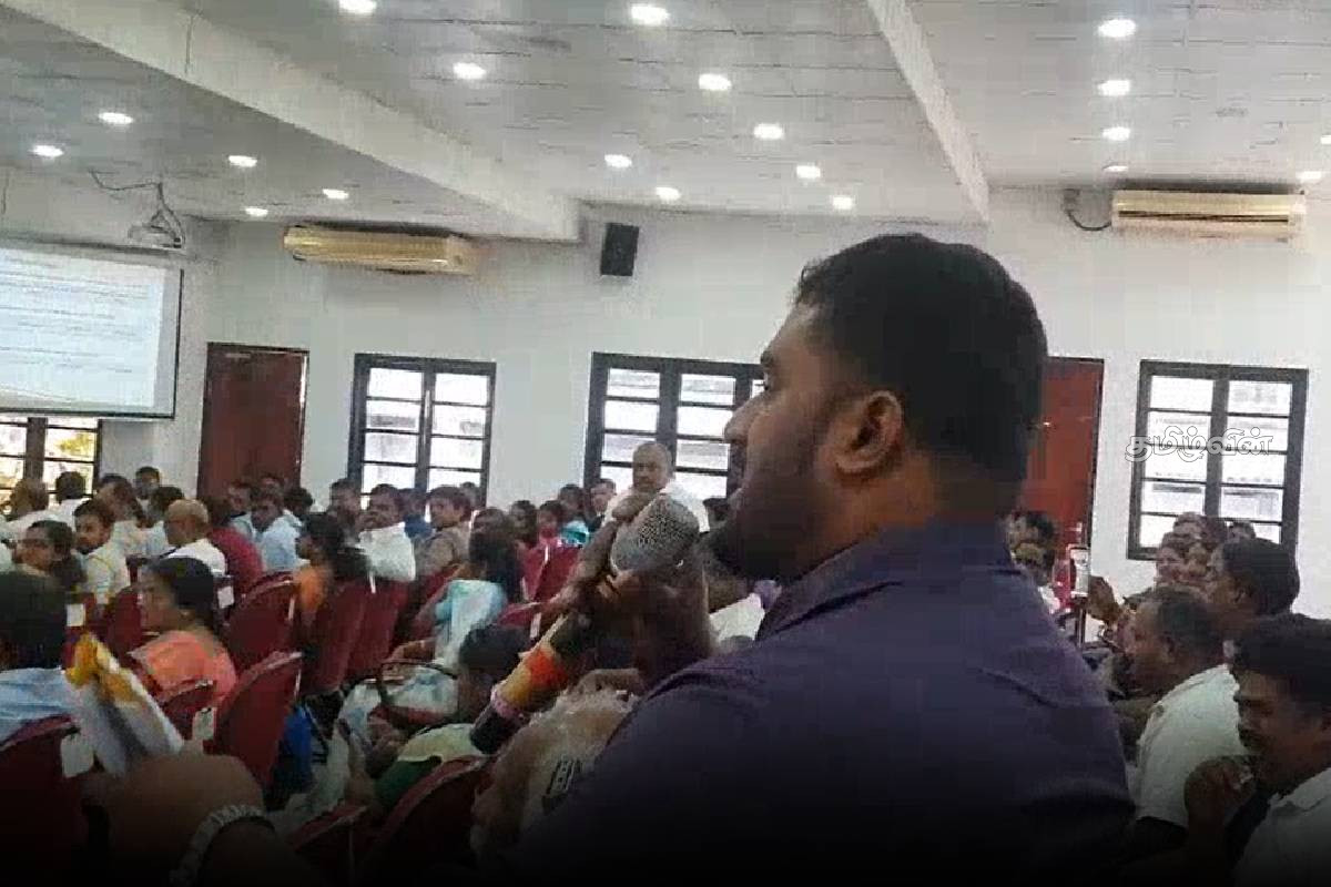 கடற்படைக்கு காணி வழங்கிய விவகாரம்! அரசியல்கட்சி ஆதரவாளர்களிடம் சரமாரி கேள்வியெழுப்பிய இளைஞன் | A Man Questioned Npp Caused A Stir In The Crowd