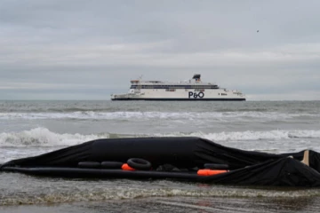 மணல் திட்டில் மோதிய புலம்பெயர்ந்தோர் படகு: 85 பேரை மீட்ட பிரான்ஸ் கடற்படை