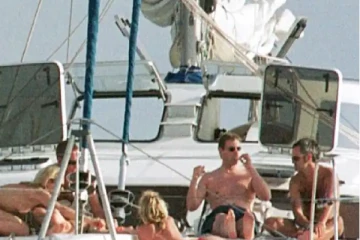 அரைகுறை ஆடையில் பெண்களோடு சுற்றுலா சென்ற பிரித்தானிய இளவரசர்! இணையத்தில் கசிந்த புகைப்படங்கள்