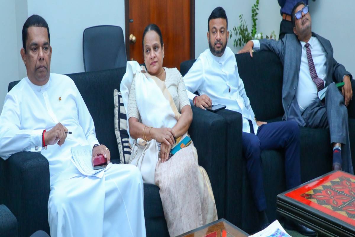 மத்திய கிழக்கு போர்: 10 இலட்சம் இலங்கையர்களின் பாதுகாப்பு தொடர்பில் தீவிர ஆலோசனை | Emergency Meeting On Sri Lankans Working Abroad